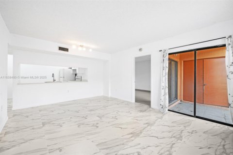 Townhouse in Hialeah, Florida 2 bedrooms, 69.68 sq.m. № 1832295 - photo 2