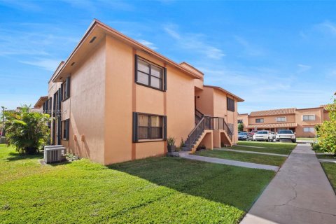 Townhouse in Hialeah, Florida 2 bedrooms, 69.68 sq.m. № 1832295 - photo 19