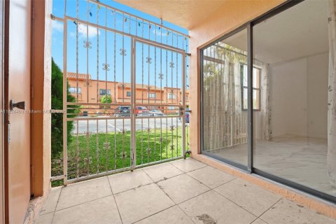 Townhouse in Hialeah, Florida 2 bedrooms, 69.68 sq.m. № 1832295 - photo 11