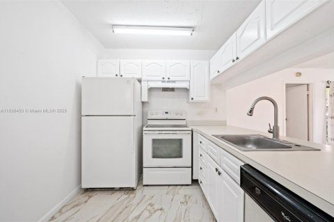 Townhouse in Hialeah, Florida 2 bedrooms, 69.68 sq.m. № 1832295 - photo 24
