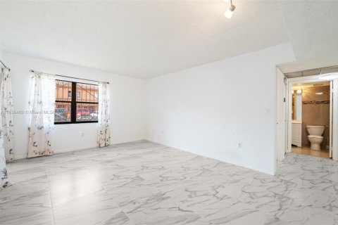 Townhouse in Hialeah, Florida 2 bedrooms, 69.68 sq.m. № 1832295 - photo 30