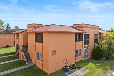 Townhouse in Hialeah, Florida 2 bedrooms, 69.68 sq.m. № 1832295 - photo 1