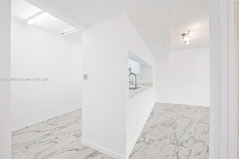 Townhouse in Hialeah, Florida 2 bedrooms, 69.68 sq.m. № 1832295 - photo 22