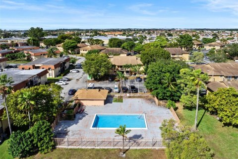 Townhouse in Hialeah, Florida 2 bedrooms, 69.68 sq.m. № 1832295 - photo 15