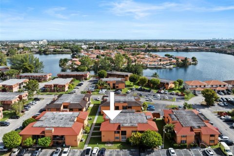 Townhouse in Hialeah, Florida 2 bedrooms, 69.68 sq.m. № 1832295 - photo 16