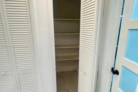 Купить виллу или дом в Майами, Флорида 5 комнат, 221.29м2, № 1962129 - фото 22