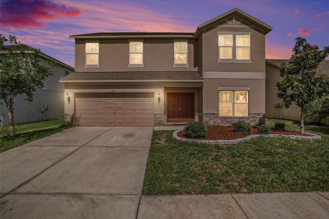 House in Wesley Chapel, Florida 4 bedrooms, 226.87 sq.m. № 1918440 - photo 2