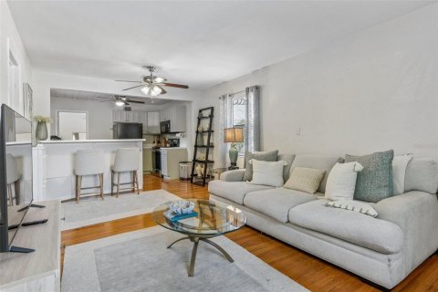 House in Saint Petersburg, Florida 2 bedrooms, 78.32 sq.m. № 2258622 - photo 4