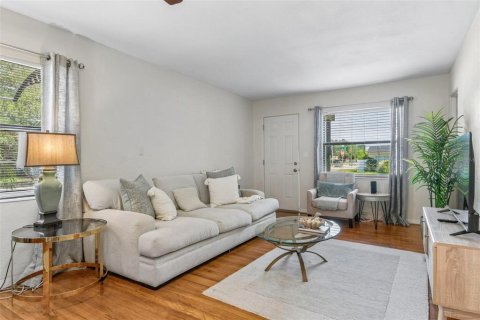 House in Saint Petersburg, Florida 2 bedrooms, 78.32 sq.m. № 2258622 - photo 6