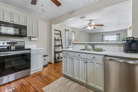 House in Saint Petersburg, Florida 2 bedrooms, 78.32 sq.m. № 2258622 - photo 12