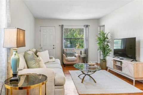 House in Saint Petersburg, Florida 2 bedrooms, 78.32 sq.m. № 2258622 - photo 5