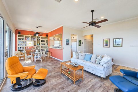 House in New Smyrna Beach, Florida 2 bedrooms, 104.05 sq.m. № 1566128 - photo 8