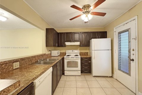 Condo in Plantation, Florida, 2 bedrooms  № 1737936 - photo 1