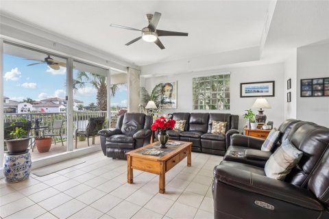 Townhouse in Ruskin, Florida 3 bedrooms, 170.38 sq.m. № 2151196 - photo 10