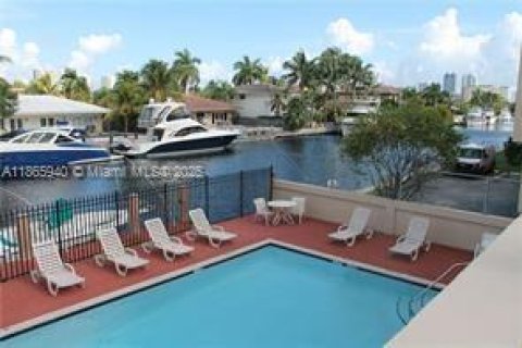 Condo in North Miami Beach, Florida, 2 bedrooms  № 1929346 - photo 3