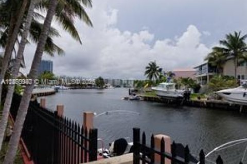 Condo in North Miami Beach, Florida, 2 bedrooms  № 1929346 - photo 5