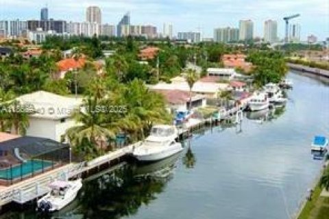 Condo in North Miami Beach, Florida, 2 bedrooms  № 1929346 - photo 4
