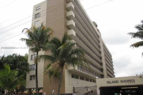 Condo in North Miami Beach, Florida, 2 bedrooms  № 1929346 - photo 1