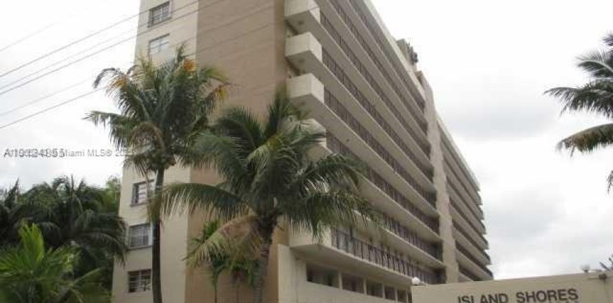 Condo in North Miami Beach, Florida, 2 bedrooms  № 1929346