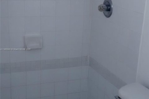 Condo in North Miami Beach, Florida, 2 bedrooms  № 1929346 - photo 9