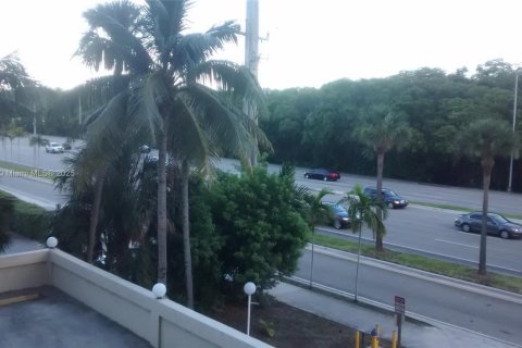 Condo in North Miami Beach, Florida, 2 bedrooms  № 1929346 - photo 2