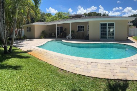 House in Plantation, Florida 4 bedrooms, 186.83 sq.m. № 1792475 - photo 1