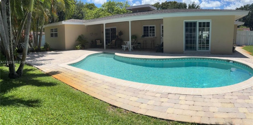 House in Plantation, Florida 4 bedrooms, 186.83 sq.m. № 1792475