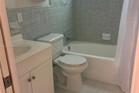 House in Plantation, Florida 4 bedrooms, 186.83 sq.m. № 1792475 - photo 17