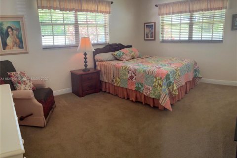 House in Plantation, Florida 4 bedrooms, 186.83 sq.m. № 1792475 - photo 12