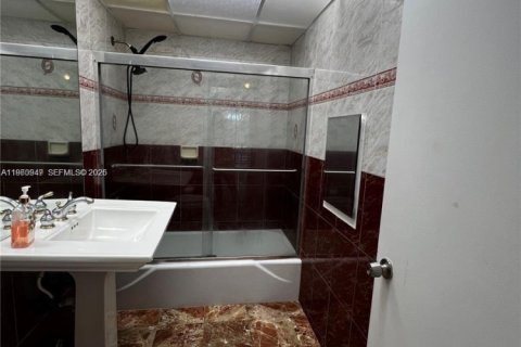 Снять в аренду кондоминиум в Лодерхилл, Флорида 2 спальни, 117.06м2, № 2023652 - фото 28