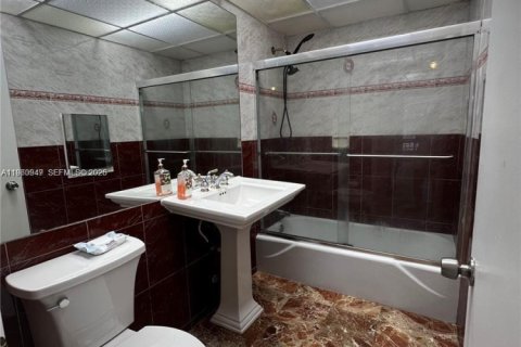 Снять в аренду кондоминиум в Лодерхилл, Флорида 2 спальни, 117.06м2, № 2023652 - фото 27