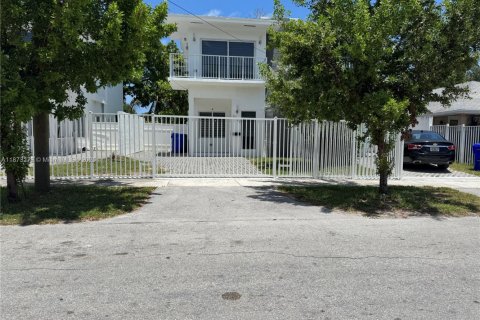 Снять в аренду таунхаус в Майами, Флорида 3 спальни, 125.42м2, № 1943820 - фото 1