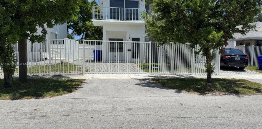 Таунхаус в Майами, Флорида 3 спальни, 125.42м2 № 1943820