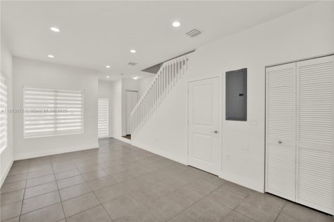 Снять в аренду таунхаус в Майами, Флорида 3 спальни, 125.42м2, № 1943820 - фото 11