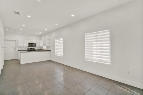 Снять в аренду таунхаус в Майами, Флорида 3 спальни, 125.42м2, № 1943820 - фото 3