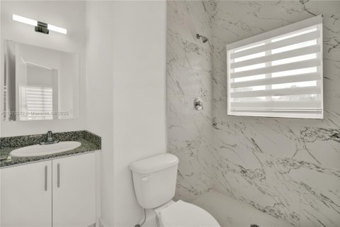 Снять в аренду таунхаус в Майами, Флорида 3 спальни, 125.42м2, № 1943820 - фото 27