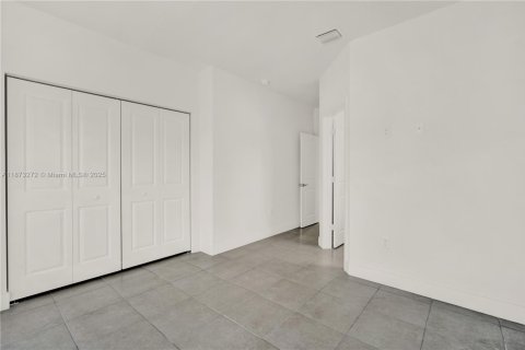 Снять в аренду таунхаус в Майами, Флорида 3 спальни, 125.42м2, № 1943820 - фото 26