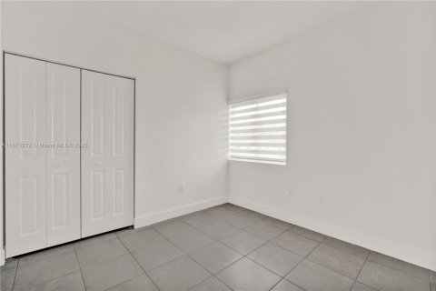 Снять в аренду таунхаус в Майами, Флорида 3 спальни, 125.42м2, № 1943820 - фото 21