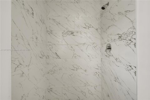 Снять в аренду таунхаус в Майами, Флорида 3 спальни, 125.42м2, № 1943820 - фото 24