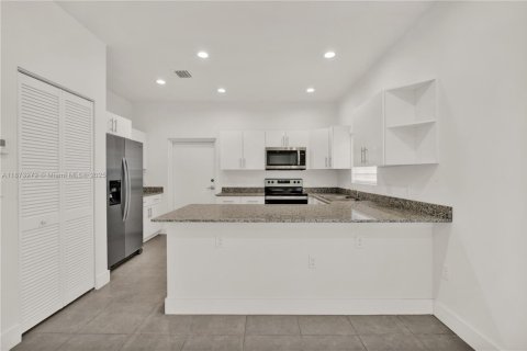 Снять в аренду таунхаус в Майами, Флорида 3 спальни, 125.42м2, № 1943820 - фото 4