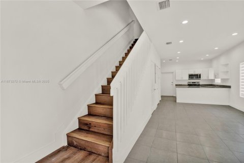 Снять в аренду таунхаус в Майами, Флорида 3 спальни, 125.42м2, № 1943820 - фото 15