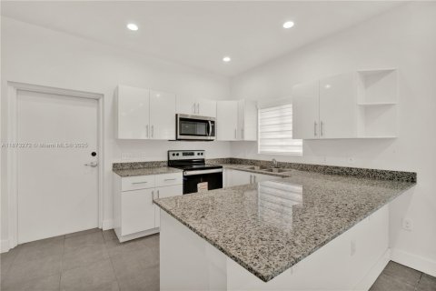 Снять в аренду таунхаус в Майами, Флорида 3 спальни, 125.42м2, № 1943820 - фото 6