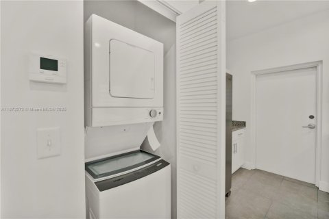 Снять в аренду таунхаус в Майами, Флорида 3 спальни, 125.42м2, № 1943820 - фото 13