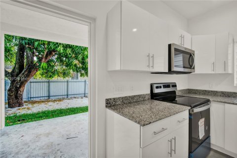Снять в аренду таунхаус в Майами, Флорида 3 спальни, 125.42м2, № 1943820 - фото 9