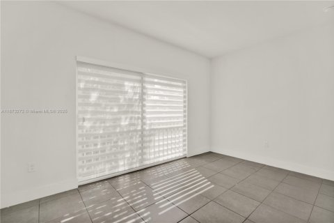 Снять в аренду таунхаус в Майами, Флорида 3 спальни, 125.42м2, № 1943820 - фото 19