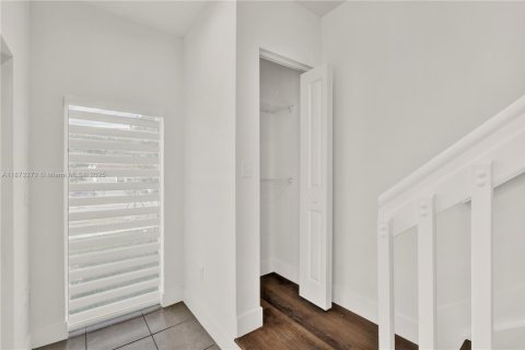 Снять в аренду таунхаус в Майами, Флорида 3 спальни, 125.42м2, № 1943820 - фото 14