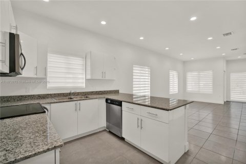 Снять в аренду таунхаус в Майами, Флорида 3 спальни, 125.42м2, № 1943820 - фото 7