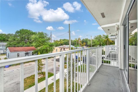 Снять в аренду таунхаус в Майами, Флорида 3 спальни, 125.42м2, № 1943820 - фото 28