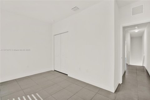 Снять в аренду таунхаус в Майами, Флорида 3 спальни, 125.42м2, № 1943820 - фото 20