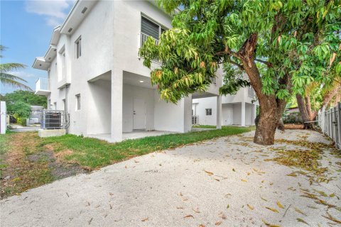 Снять в аренду таунхаус в Майами, Флорида 3 спальни, 125.42м2, № 1943820 - фото 30